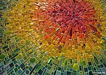 Mozaik taşı, doğada bulunan traverten, oniks, limar, mermer, kaolin, kil gibi taşların, yüksek sıcaklıkta pişirilmesi ve işlem görmesiyle elde edilir.
