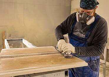 Cephe, duvar kaplamaları ve zeminlerde kullanılan traverten taşının çatlamış kırılmış ve zarar görmüş yüzeyleri kolayca onarılıp tamir edilir ve yapıştırılır.