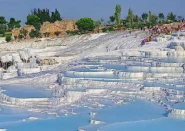 Yer altı ve mağara sularının içlerindeki kalsiyum karbonatın belirli koşullar altında çökmesi sonucu meydana gelen kayaçlara Traverten denir.