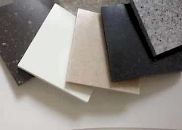 Polyester reçinesi, kobalt, metil etil keton, yardımcı maddeler ve mermer tozunun bir araya getirilmesi ile üretilen karma malzemeye Mermerit denir.