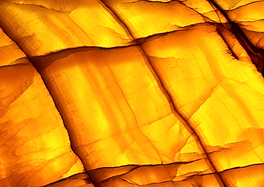 Taş sektöründe yarı değerli taş olarak kabul edilen Onyx, Kasedon türünden ve Kuvars grubunda yer alan, farklı renklerde birçok katmana sahip olan bir taştır.